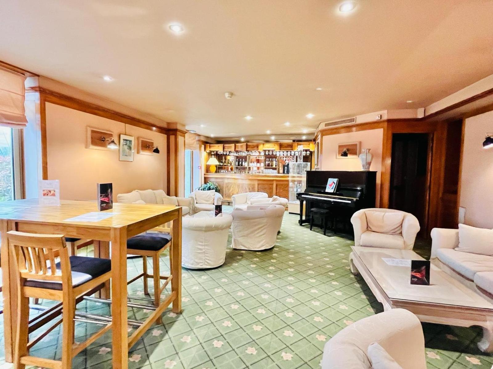 Logis Hotel Le Rivage Gien Esterno foto